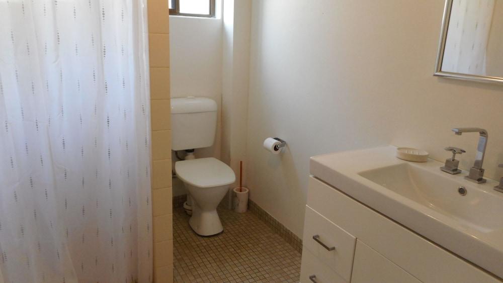 Dunbar Court Unit 4 at South West Rocks Bathroom