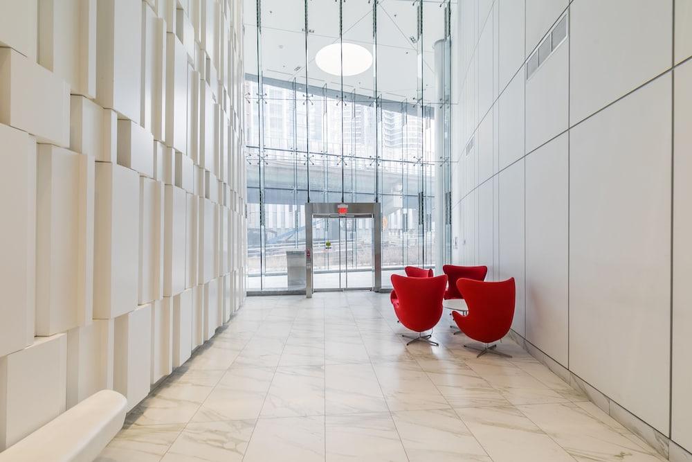 سكاي هوم ويذ ستونينج فيو أوف تورونتو آند ليك أونتاريو منطقة الجلوس في الردهة