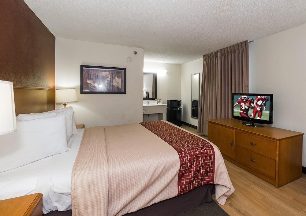 Cedar Rapids Inn Room