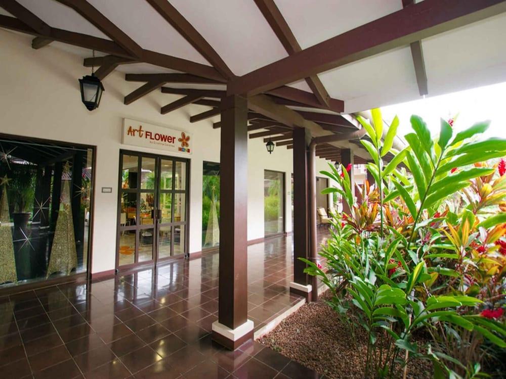 2-BD Ocean-View Condo on 3rd Floor Exterior