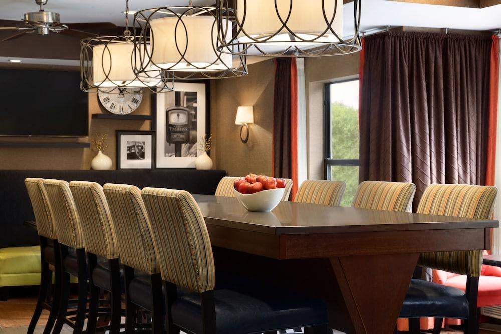 هامبتون إن أكرون-فيرلون منطقة الجلوس في الردهة