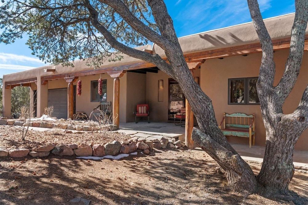 Sunlit Pines - Tucked in the Trees, Private Escape, Easy Drive to Plaza - NEW Listing Exterior