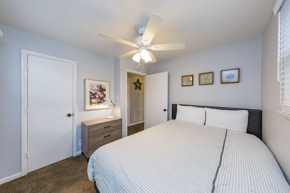 سافور ذا هومي فايب آت إيه شيلد نيست فايف مين داون تاون غرفة