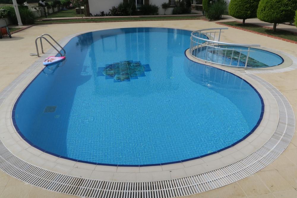 جرين جولف فيلاز بيليك حمام سباحة مكشوف