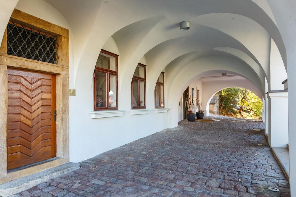 Aplaus Exterior