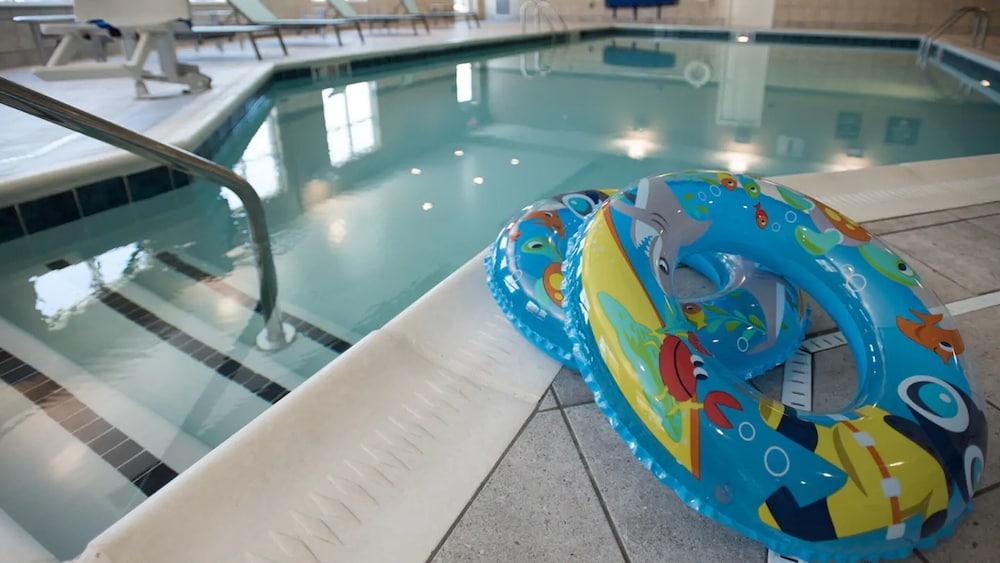 هوموود سويتس باي هيلتون بادوكا حمام سباحة مغطى