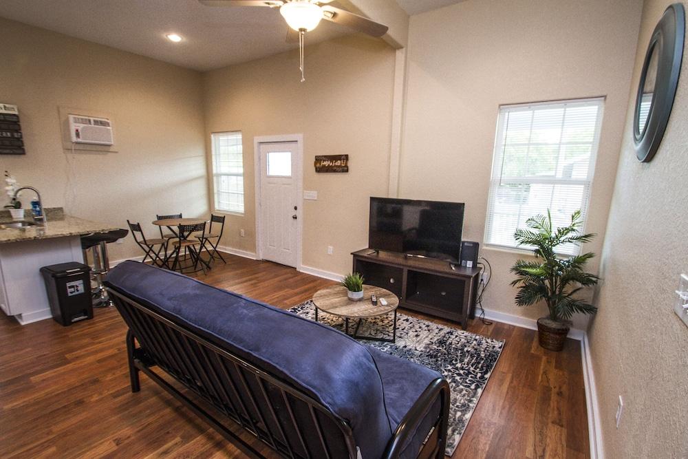 3 بد رومز/2 باث رومز ريموديلد نير داون تاون داخلي