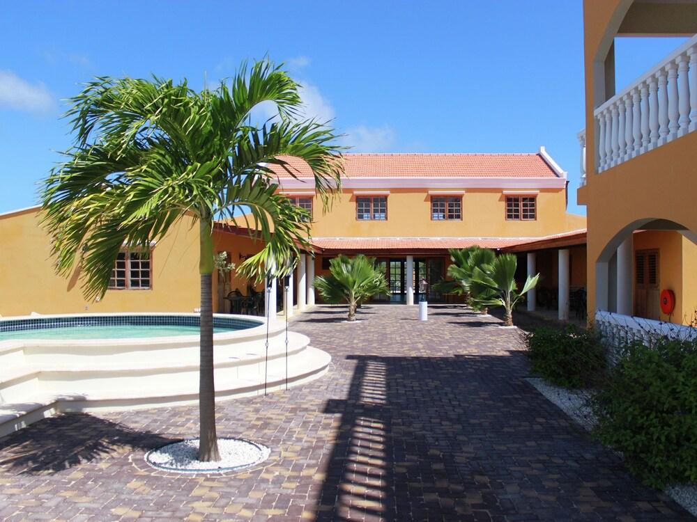 سبيشوس أبارتمنت إن بونير ويذ سويمينج بول المنطقة الخارجية