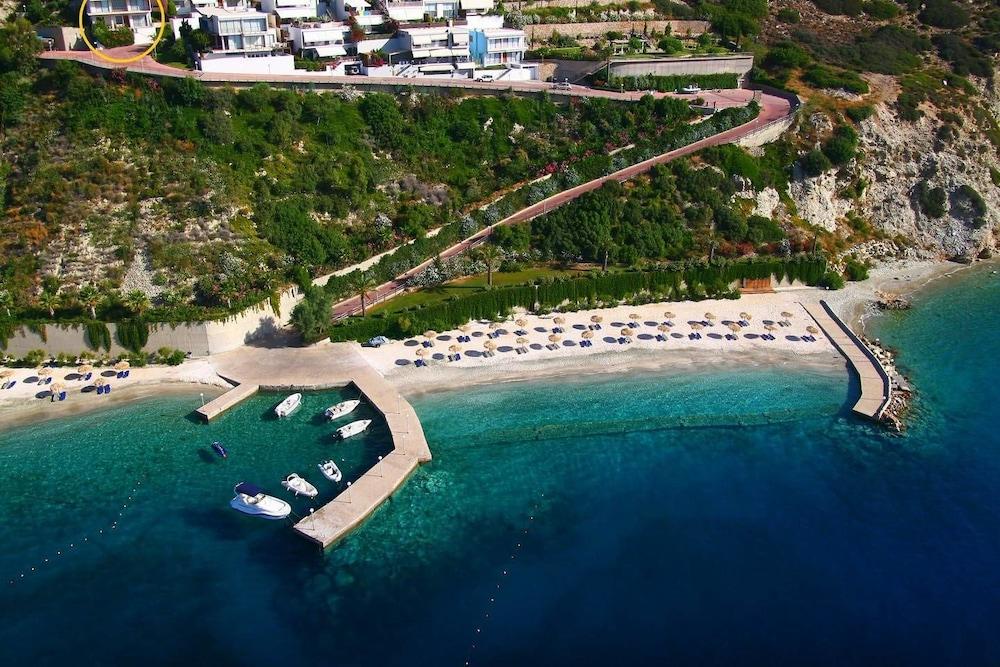 Seafront home 4' walk to private beach Aerial View