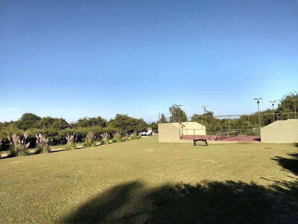 كاباناس لا ميزون كلوب دي كامبو داخلي