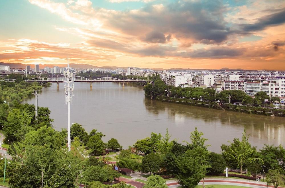 كراون بلازا هوانجشان يوتشينج باي آيتش جي المنطقة الخارجية