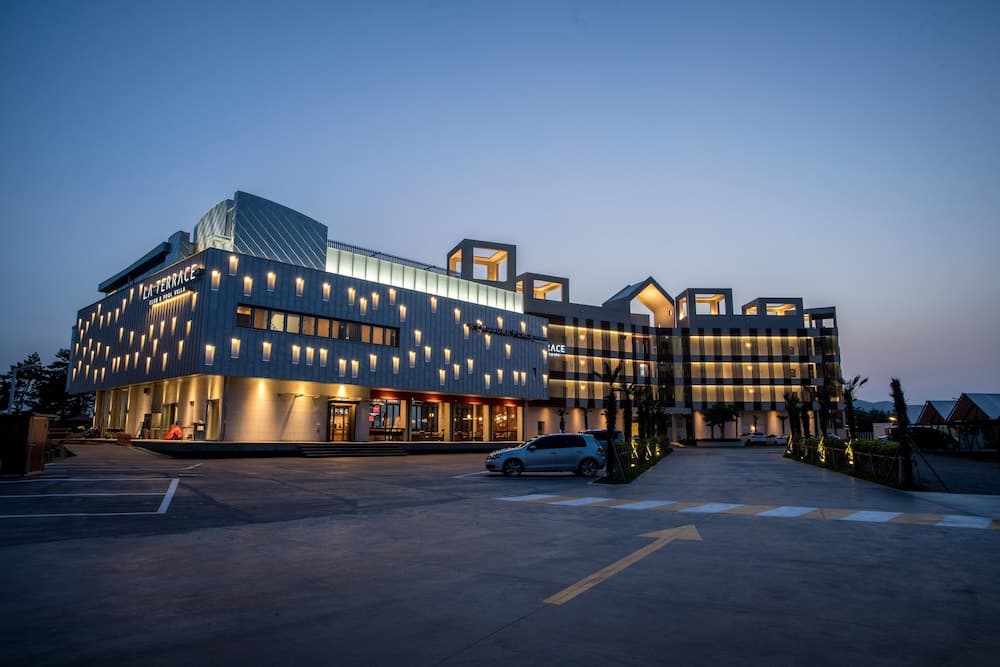 La Terrace Club Hotel & Villa