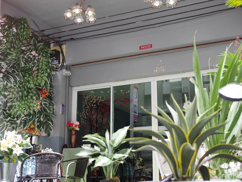 مينوليس كولي هاوس باتونج تفاصيل الفندق من الخارج