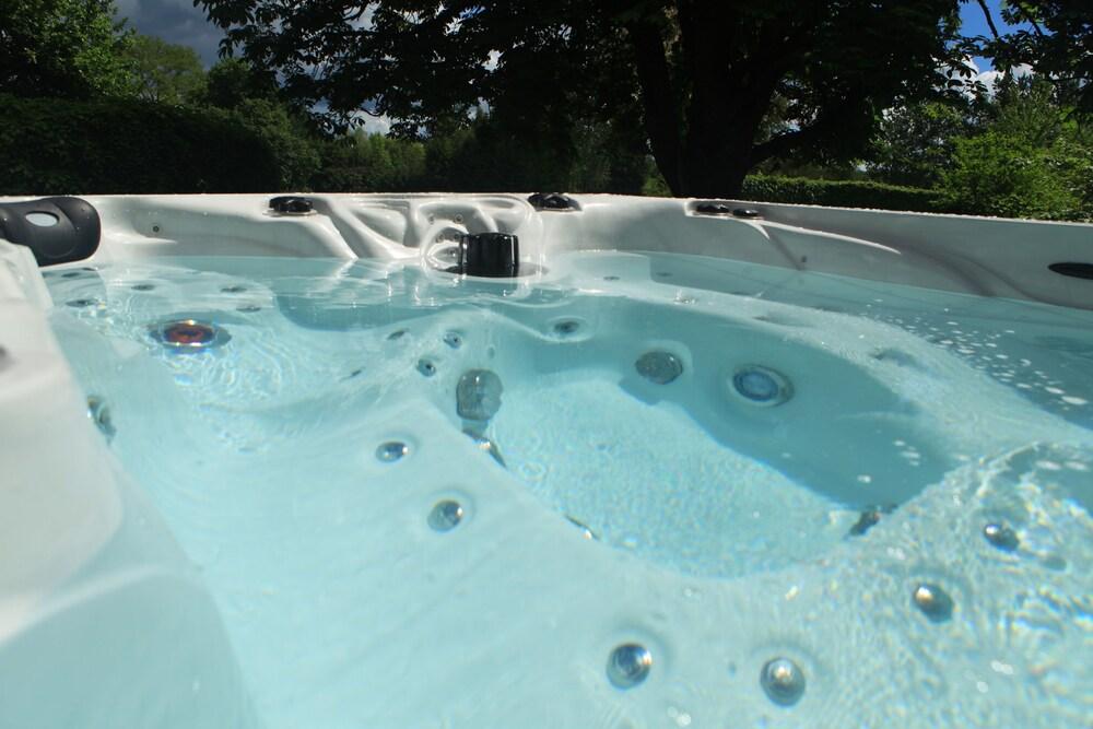 Gite Pierres d'évasions Outdoor Spa Tub