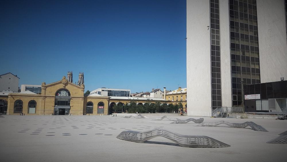 ذا أوريجينال ريزيدينس، كوزي نانسي كوير دو فيل المنطقة الخارجية