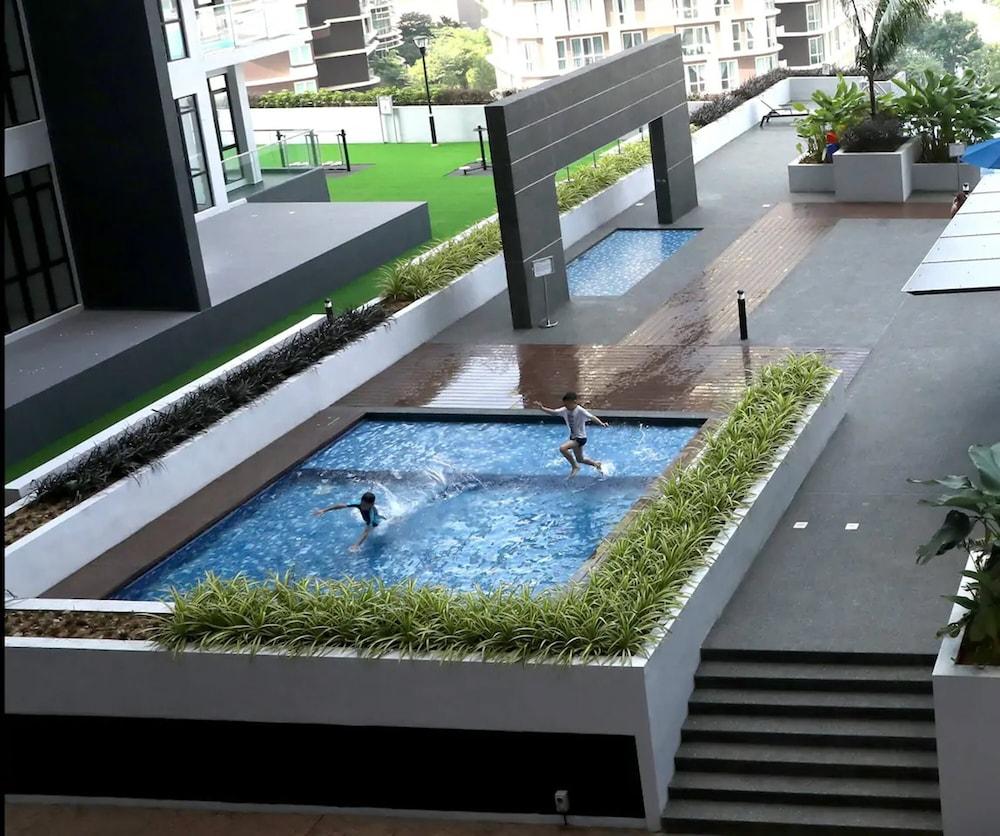 هابي هوم إن ا ار با اي شلد زحليقة مائية