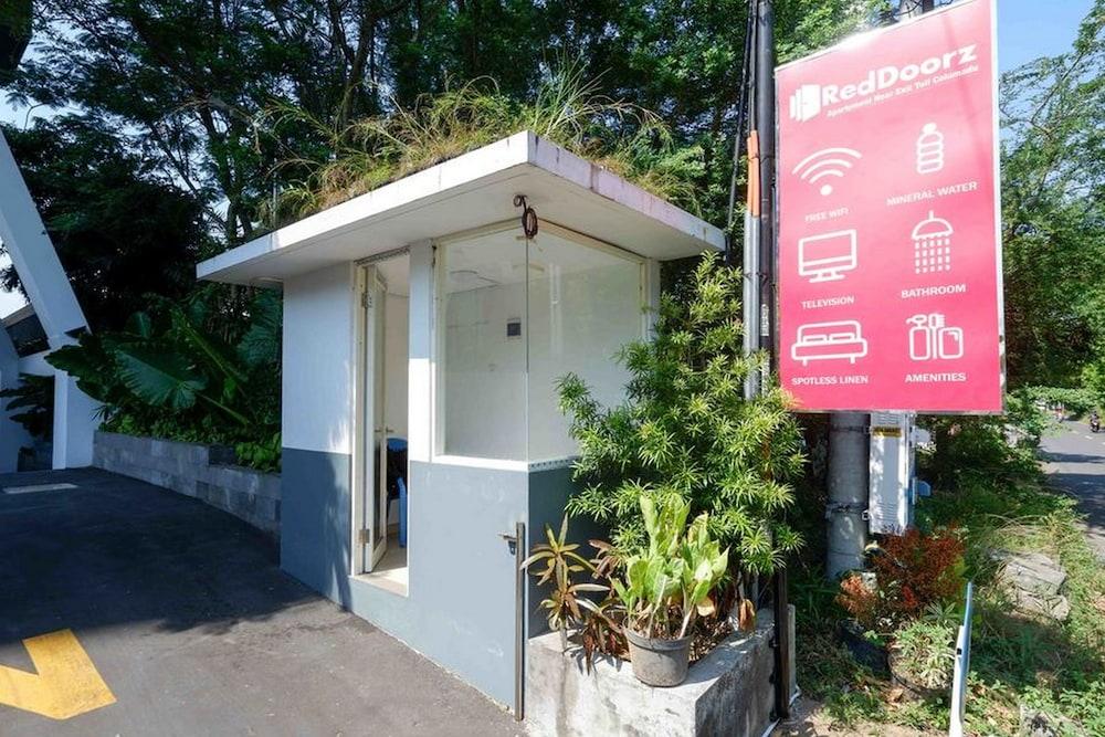 RedDoorz Apartment near Exit Toll Colomadu Exterior
