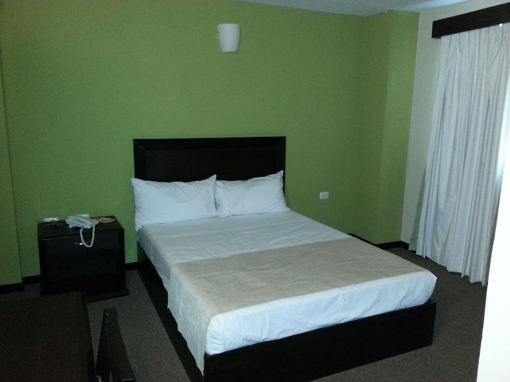 سي إتش إن هوتل مونتيري سانتا في غرفة