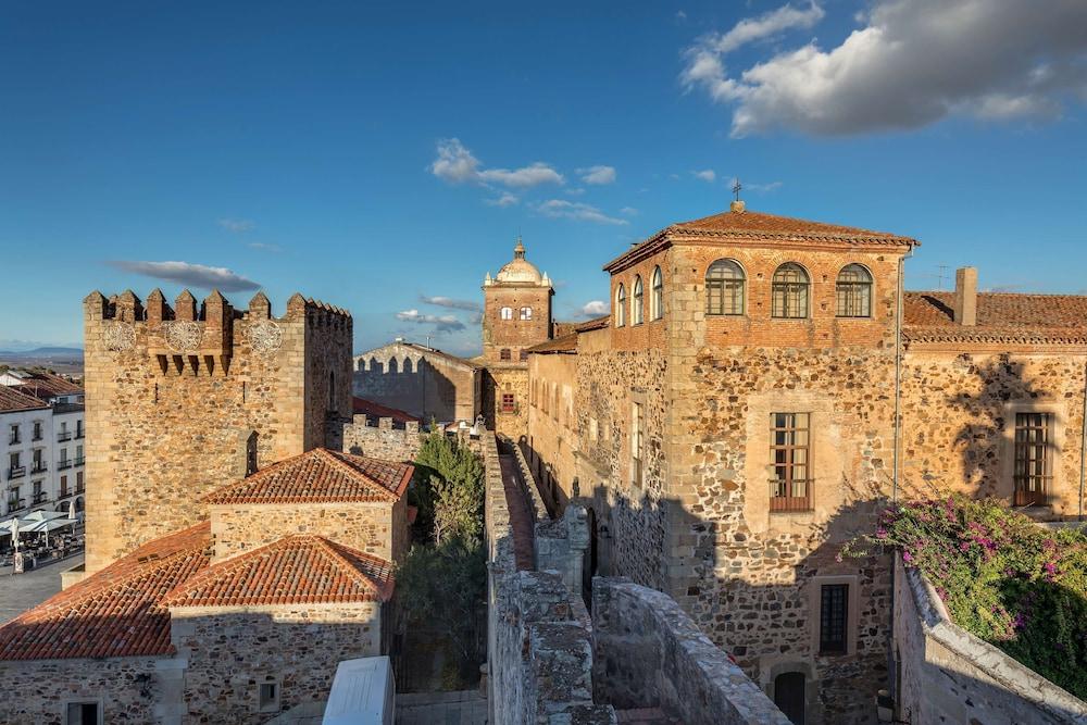 Barceló Cáceres V Centenario Exterior