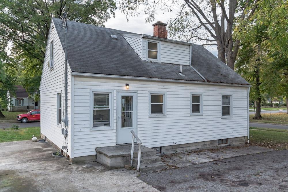 Charming Cape Cod Home - Just 15 Min From Downtown! 4 Bedroom Home by Redawning Exterior