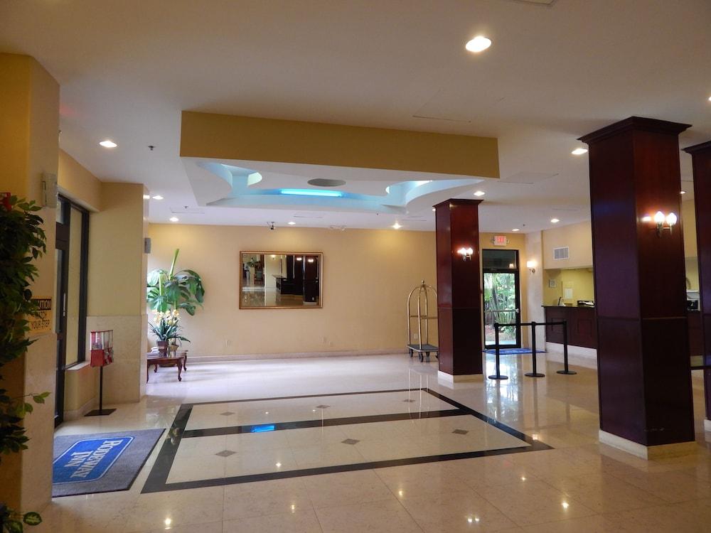 نورث ميامي بيتش جاردنز إن آند سويتس الردهة