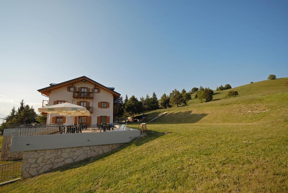 Rifugio Predaia ai Todesci Exterior
