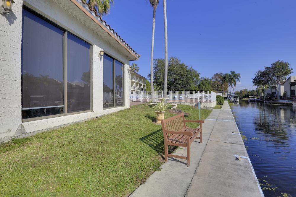 The Vue Lake Tarpon Property Grounds