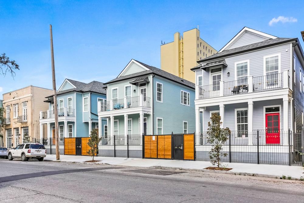 Amazing 4BR w Balcony by Hosteeva Exterior