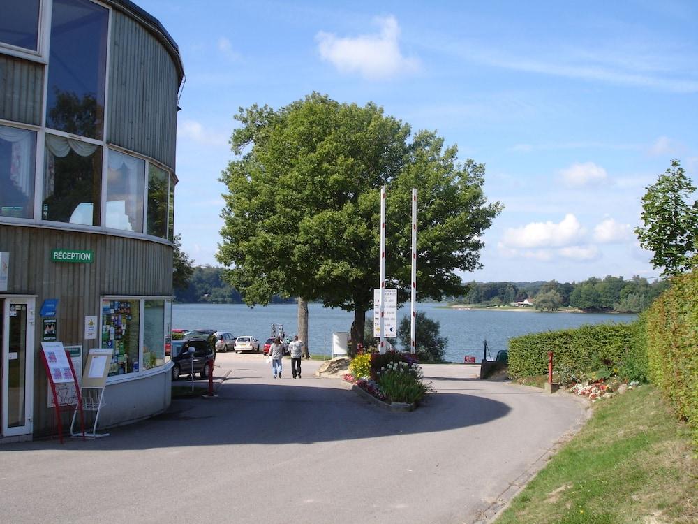 كامبينج كلوب لاك دو بوزي الفندق من الداخل