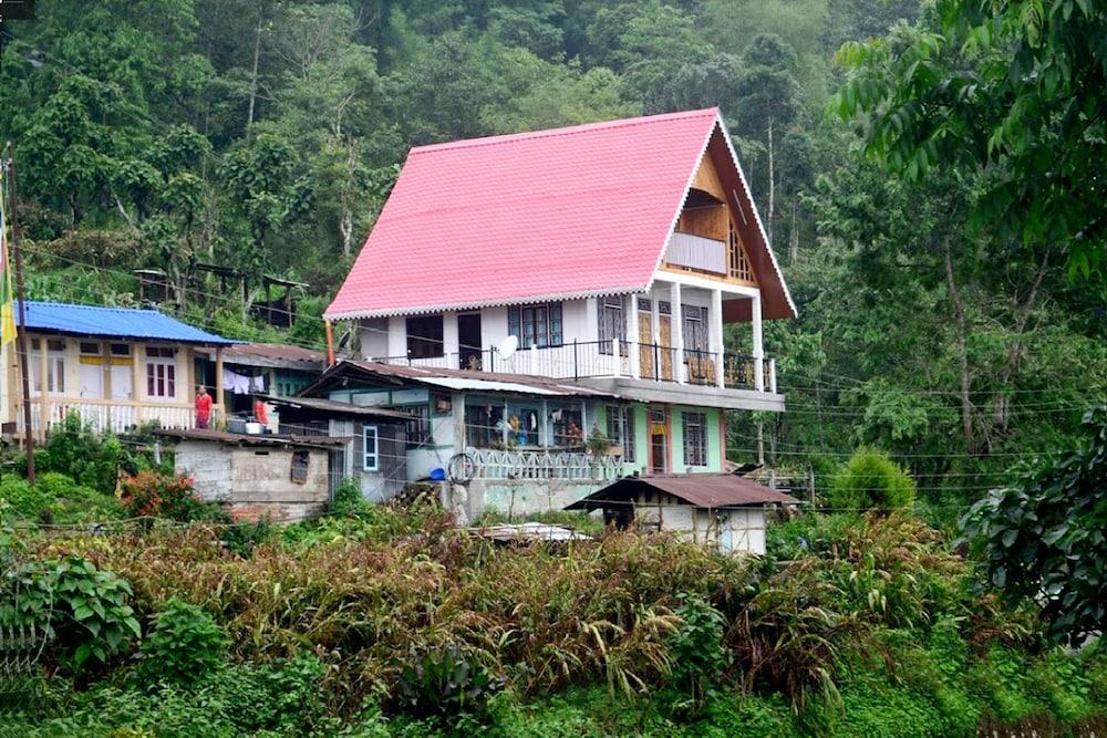 Goroomgo Lotus Born Homestay Darjeeling