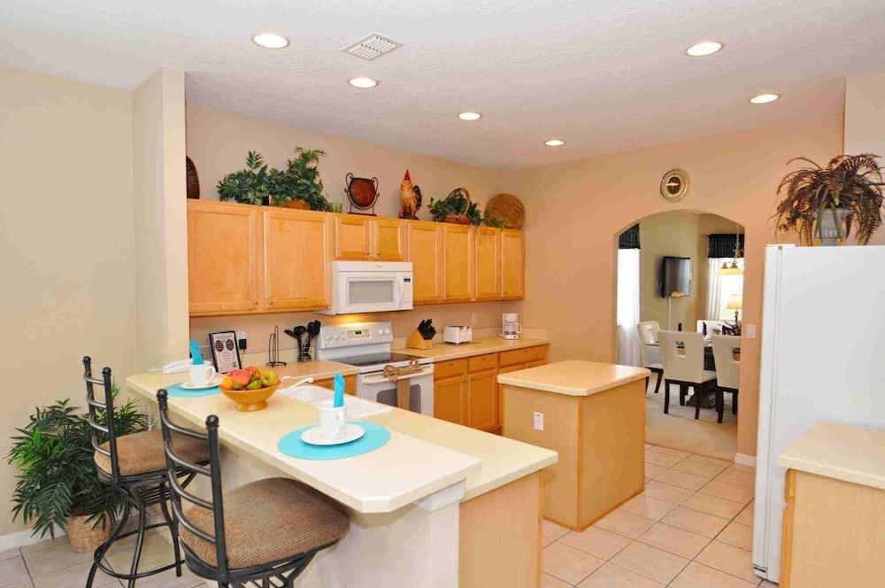 لارج 5 بد روم فيلا ويذ برايفت بول آند مودرن ديكور - 305 مطبخ خاص