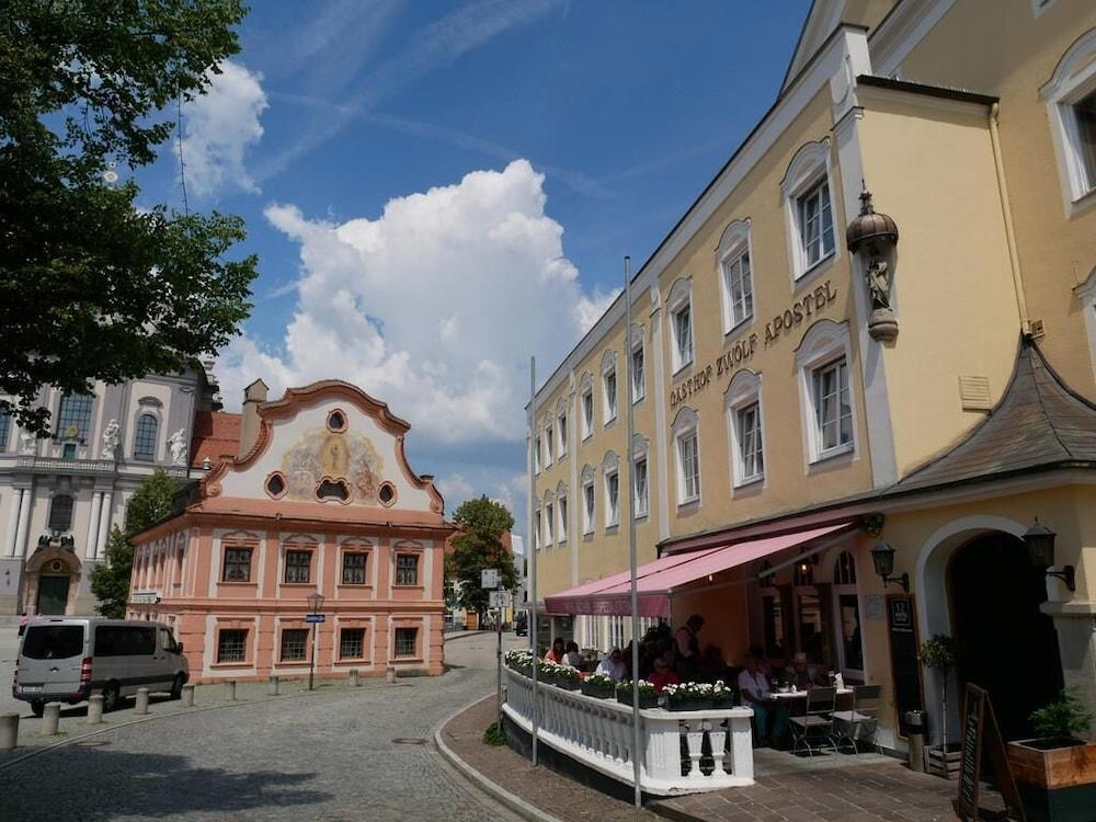 هوتل زوولف أبوستل