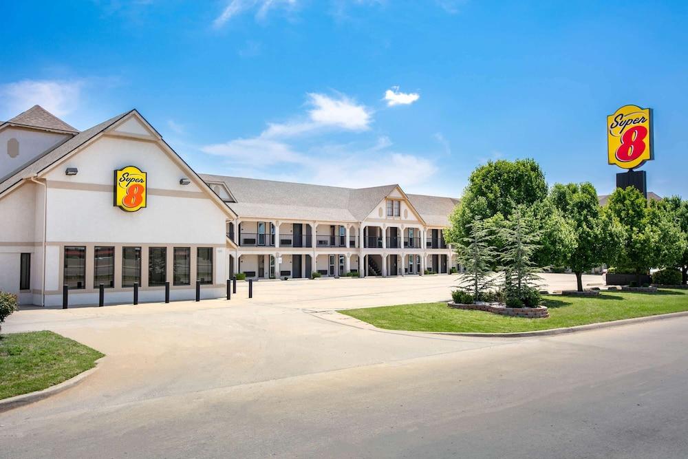 سوبر 8 باي ويندام سيتي أوف مور