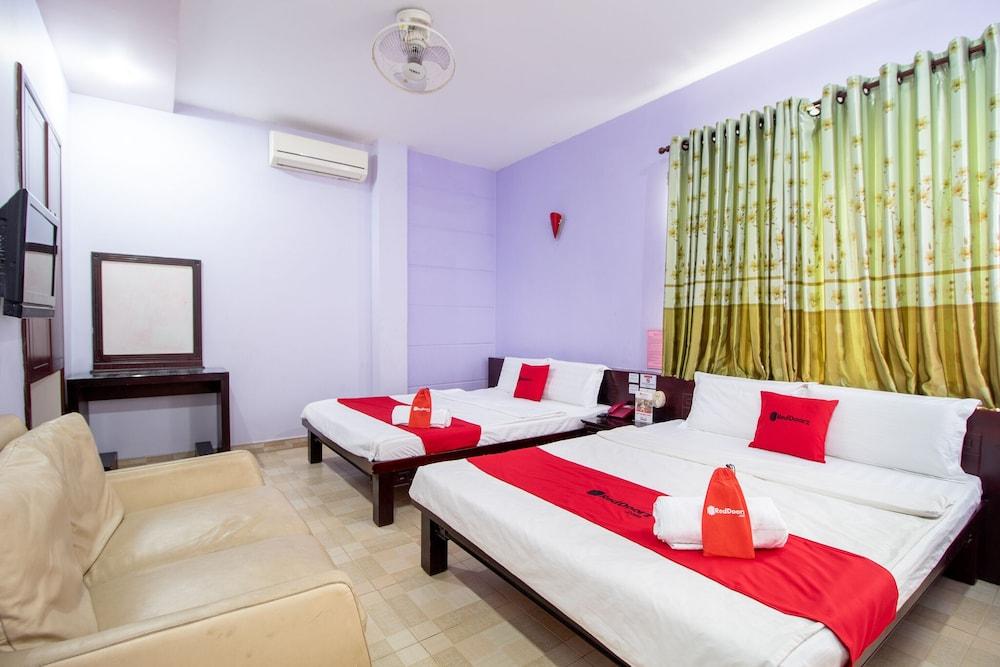 RedDoorz near Vincom Go Vap Room