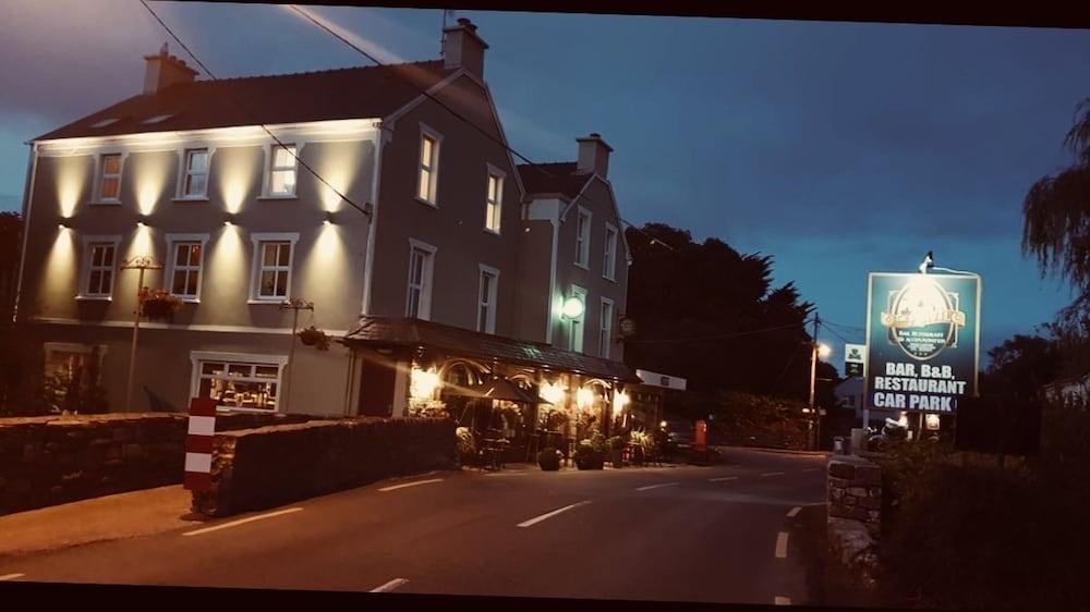 ذي أنفيل بار آند ريستورانت