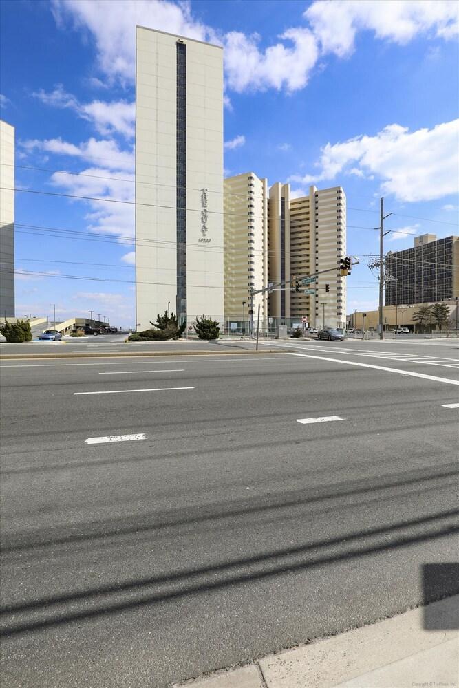 سي باينز فيليدج 18 باي لونج آند فوستر المنطقة الخارجية