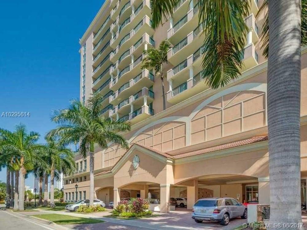 Stylish Modern 2bd 2bth Apt Near the Beach Exterior