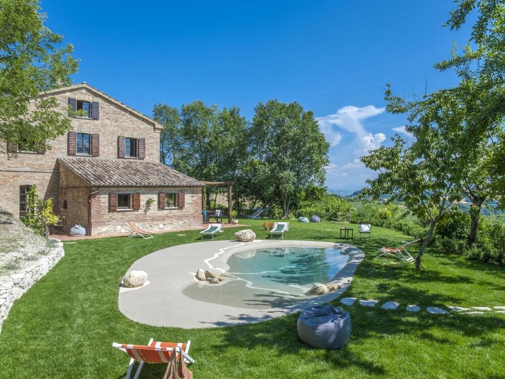 Welcoming Villa in Montefelcino With Swimming Pool Exterior