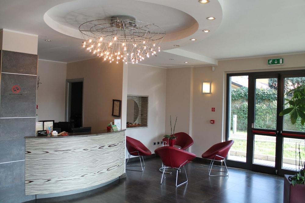 هوتل ريزيدنس أورورا منطقة الاستقبال