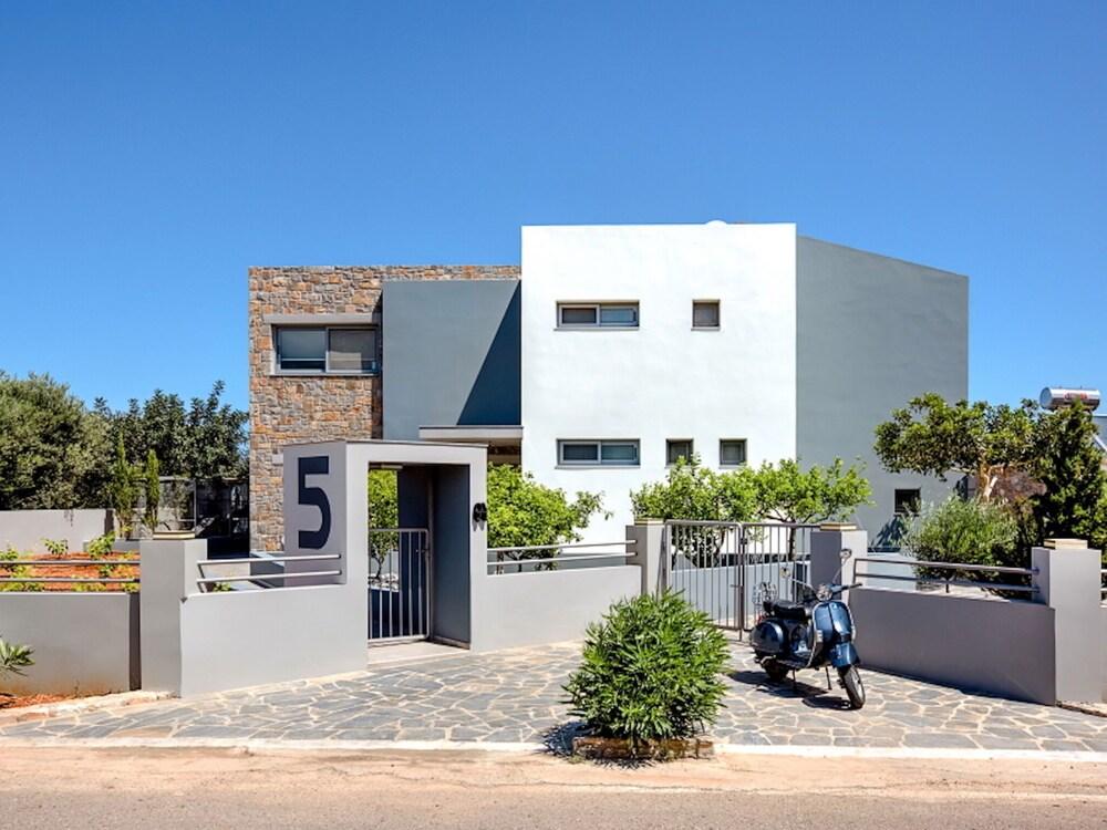 Rustic Villa in Loutra-arkadi With Private Pool and Garden Exterior