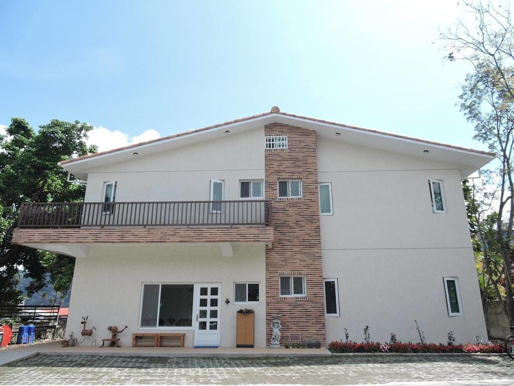 دير هاوس بيد آند بريكفاست