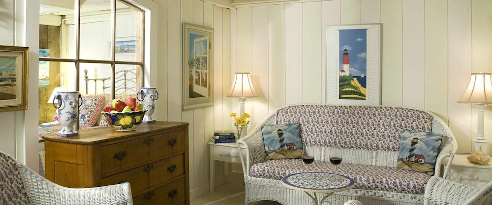 Pier One Vacation Rentals Room