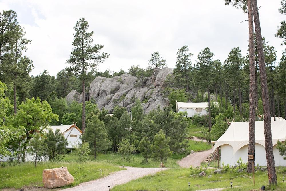 Under Canvas Mount Rushmore Property Grounds