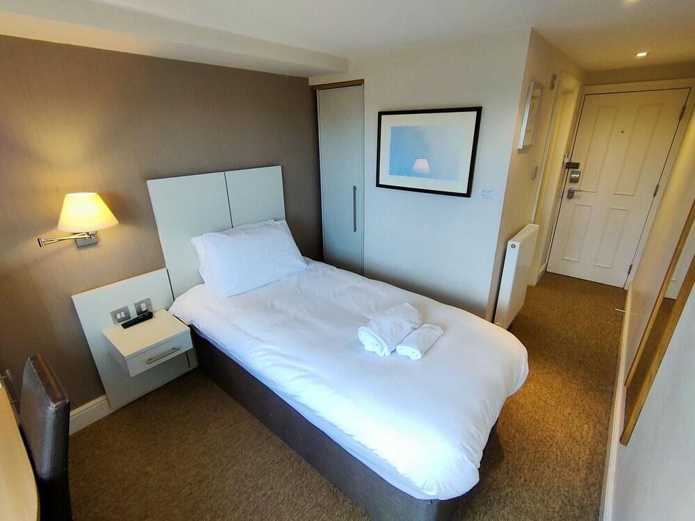 The Chilterns Fox Room