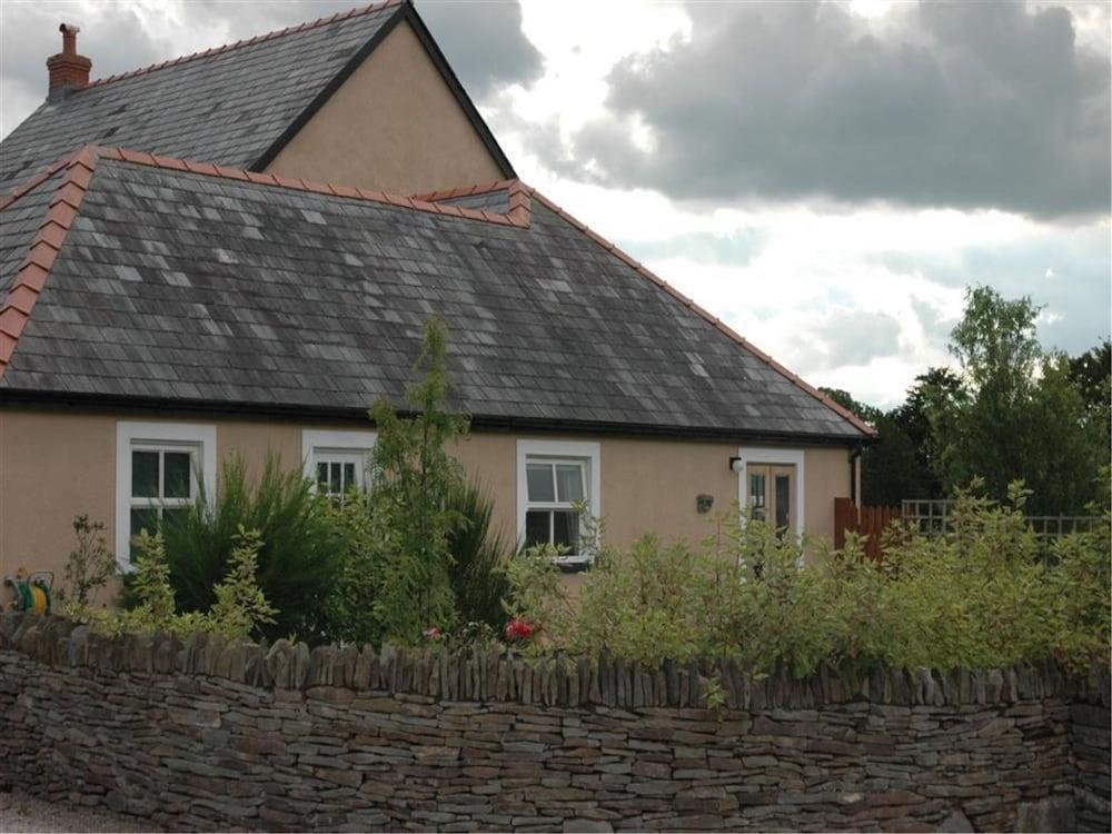 A Delightful Little Cottage With Large Garden and Views to The Black Mountains Exterior