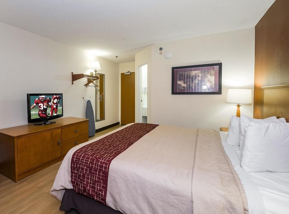 Cedar Rapids Inn Room