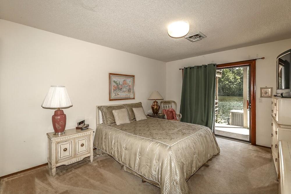 Lakefront Home With BBQ on the Deck - Unit 0404 by Redawning Room