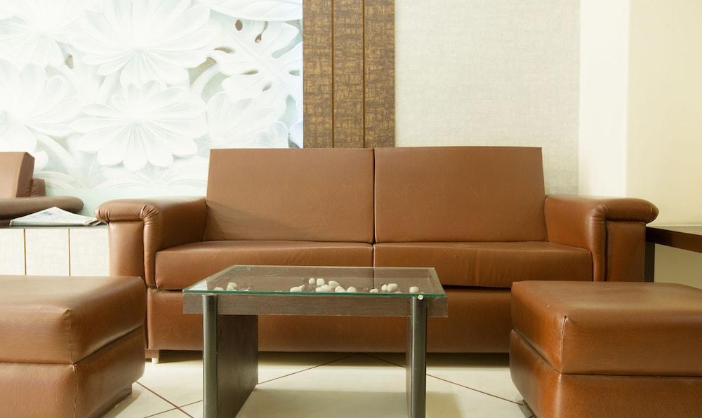 Treebo Dee Intercontinental Amritsar Lobby Sitting Area