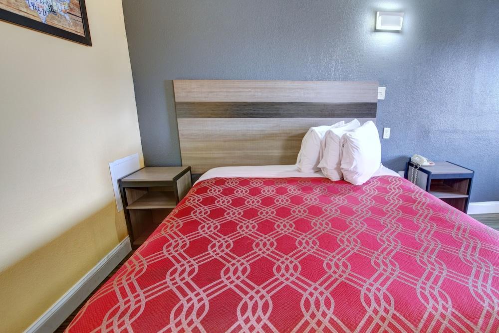 إكونو لودج آت ميليتاري سيركل غرفة