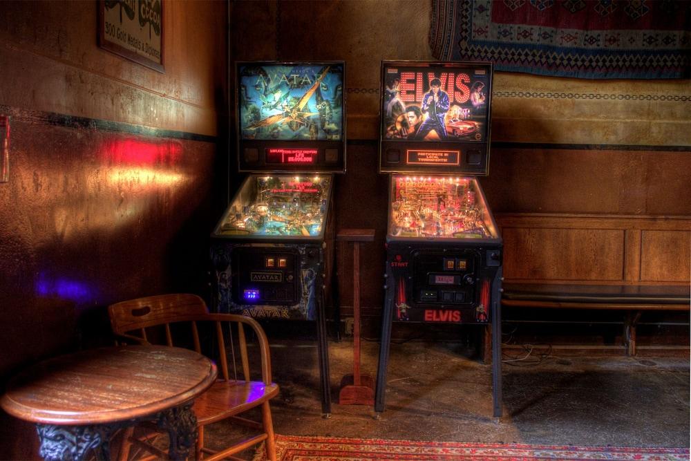 ماكمينامينز أوليمبيك كلوب غرفة الألعاب